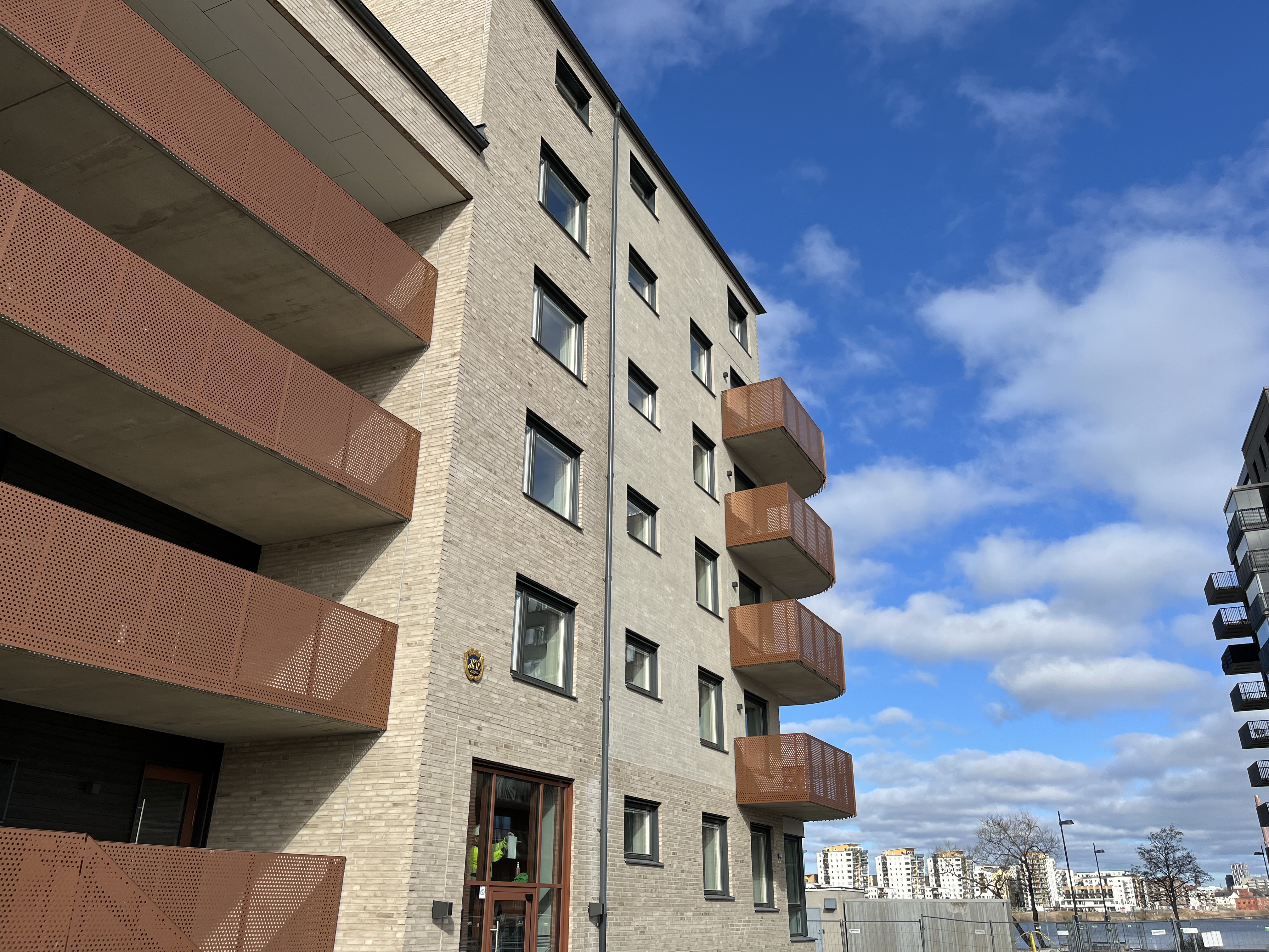 Röda balkonger på ett ljusgult tegelhus